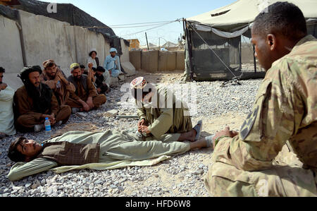 Une police locale afghane (ALP) pratiques faire un candidat à un garrot improvisé site des Forces de la Coalition à Arghandab district, province de Kandahar, Afghanistan, le 15 octobre 2012. Les candidats sont soumis à trois semaines de cours qui couvre l'adresse au tir de base, les patrouilles, dispositif explosif de reconnaissance et les techniques de sécurité. L'alpage de programme permet aux Afghans d'assurer la sécurité de leurs villages et quartiers. La conduite de la police locale afghane 121015 formation-N-HN353-037 Banque D'Images