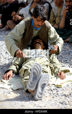 Une police locale afghane pratiques candidat faire un pansement compressif à un site des forces de la coalition dans le district d'Arghandab, province de Kandahar, Afghanistan, le 15 octobre 2012. Les candidats sont soumis à trois semaines de cours qui couvre l'adresse au tir de base, les patrouilles, dispositif explosif de reconnaissance et les techniques de sécurité. L'alpage de programme permet aux Afghans d'assurer la sécurité de leurs villages et quartiers. La conduite de la police locale afghane 121015 formation-N-HN353-052 Banque D'Images