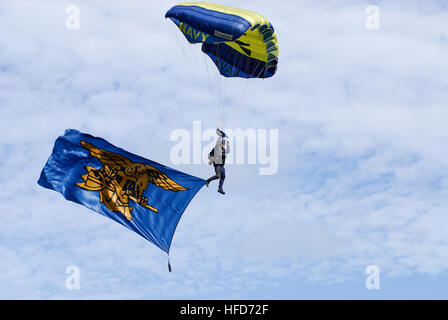 L'Adjudant-chef (JOINT) Keith Pritchett, un membre de l'équipe de parachutistes de la Marine américaine, le saut des grenouilles, s'apprête à atterrir avec les mouches dans la Navy SEAL trident drapeau à Clifton Park, Baltimore, en face d'étudiants d'atteindre le partenariat et les écoles secondaires du patrimoine au cours de la Baltimore Star-Spangled spectaculaire, qui s'étend du 10 au 16 septembre 2014. L'événement célèbre le bicentenaire de la bataille de Baltimore qui a inspiré Francis Scott Key's poème célèbre, "défense de Fort McHenry,' qui est devenu plus tard l'hymne national d'Amérique. Avec plus de 30 navires fr Banque D'Images