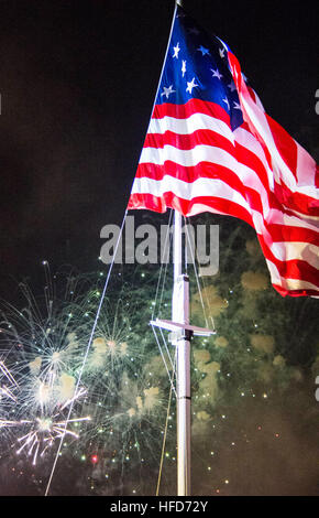 Un 15 étoiles/15-Stripe full size replica de "star-Spangled Banner' drapeau est hissé au cours d'un feu d'artifice sur le fort McHenry National Monument historique et lieu de culte dans le cadre de l'Star-Spangled spectaculaire. L'événement célèbre le bicentenaire de la bataille de Baltimore, qui a servi de toile de Francis Scott Key's poème célèbre, "défense de Fort McHenry,' qui est devenu plus tard l'hymne national d'Amérique. Plus de 30 navires en provenance des États-Unis et des nations étrangères, et la U.S. Navy Blue Angels de l'avion sera sur l'affichage et ouvert au public. (U.S. Photo par marine Spécialiste de la communication de masse de la classe de 3ème Banque D'Images