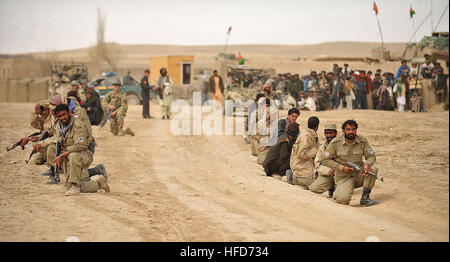 Des recrues de la police locale afghane assumer des postes de sécurité à l'extérieur d'un bazar au cours d'une patrouille de reconnaissance de combat dans le district de Nawbahar, province de Zabul, Afghanistan, le 29 mars. La patrouille est l'aboutissement de trois semaines de cours qui enseigne les procédures de police de base candidats ALP, le maniement des armes et les autres compétences nécessaires pour protéger et défendre les citoyens afghans. (U.S Navy photo by Mass Communication Specialist 2e classe David A. / Brandebourg) Parution de la police locale afghane FTX patrouille de reconnaissance de combat 120329-N-UD522-043 Banque D'Images