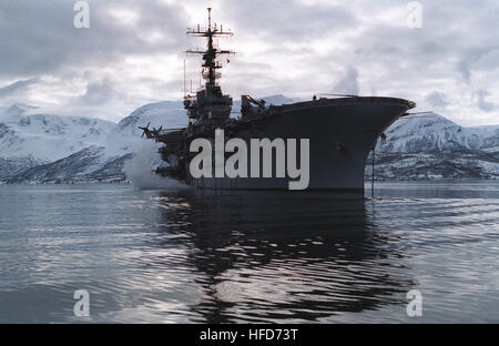 Un avant tribord vue sur le navire d'assaut amphibie USS GUADALCANAL (LPH-7) à l'ancre dans le fjord. Le navire participe à l'équipe de l'OTAN '92 Exerrcise. Avant tribord vue de USS Guadalcanal (LPH-7) au cours de l'effort d'ÉQUIPE 92 Banque D'Images