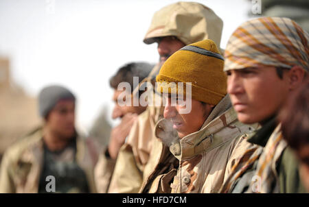 Les membres de la police locale afghane en formation d'attente avant de recevoir leur salaire à un point de contrôle dans le district de Nawbahar, province de Zabul, Afghanistan, le 1 février. L'ALP est une attitude défensive, la force qui rassemble la sécurité et la stabilité dans les zones rurales de l'Afghanistan. (U.S Navy photo by Mass Communication Specialist 2e classe David A. / Brandebourg) Parution de la police locale afghane à la formation d'armes sur salaire 121201-N-UD522-019 Banque D'Images