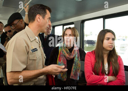 Joint Base Anacostia-Bolling Le Capitaine de vaisseau Commandant Anthony T. Calandra évoque la possibilité d'un service de taxi de l'eau dans la région avec Libby Garvey, un membre du conseil avec le Comté d'Arlington, et Amanda Chuzi, une aide au transport de Virginia Sen. Tim Kaine. Étude montre les avantages de service de taxi de l'eau 131028-N-WY366-003 Banque D'Images