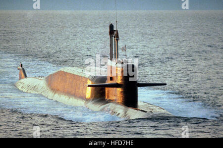 Une antenne avant tribord vue d'une flotte du nord de la marine russe de la classe Delta IV les sous sous-marin en cours sur la surface. Delta sous-marin de classe IV Banque D'Images