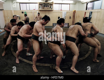 Photographe militaire de l'année Lauréat 1998 Title : Sumo Shuffle Catégorie : Sports Lieu : Première Place Sports Le 2 mai 1998, les jeunes lutteurs de sumo non classés à l'Tomozuma Stable à Tokyo fin leur routine d'entraînement quotidien avec une danse rituelle qui met l'équipe. Henry Miller (arrière-plan, au centre, à gauche), fils d'un ancien sergent-chef de l'Armée de l'air stationnée près de Tokyo. Lorsque Miller est né, est l'un d'un nombre croissant de candidats étrangers qui souhaitent se rendre dans le monde du sport insulaire fortement. Sumoworkout Banque D'Images