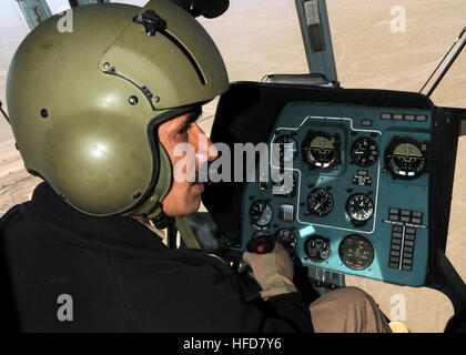 SHINDAND, Afghanistan - Afghan Air Force Le Capitaine Qiyamiddin, un hélicoptère de transport Mi-17 élève-pilote, les procédures de vol pratiques au centre de formation de l'AAF, en Afghanistan. Shindand C'était la première fois qu'une IP AAF a servi de chef instructeur pour un pilote de l'Afghanistan. (U.S. Photo de marine de 3e classe, spécialiste des communications de masse de Jared E. Walker). MI-17 Afghan trains pilote instructeur étudiant pour première fois (5531255619) Banque D'Images