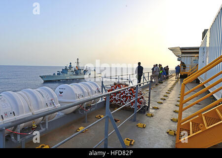 Un navire d'escorte, gauche, tire à côté du navire MV Cape Ray (T-AKR 9679) dans la mer Méditerranée le 5 juillet 2014, avant le début des activités de Cape Ray pour neutraliser des matières chimiques de Syrie conformément aux lignes directrices de l'Organisation pour l'interdiction des armes chimiques pour les opérations dans les eaux internationales. Le navire faisait partie d'un groupe de travail international affecté à protéger la Cape Ray. Le gouvernement des États-Unis à 100 Cape Ray a été modifié et déployés à l'est de la Mer Méditerranée pour disposer d'agents chimiques syriennes conformément aux modalités convenues de la Syrie Banque D'Images