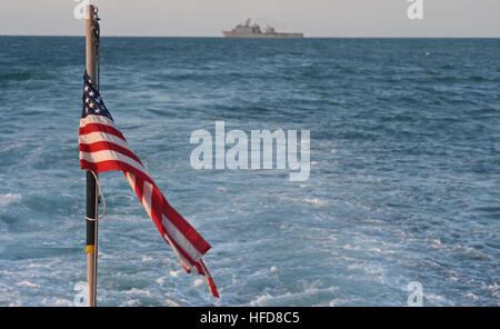 Golfe de l'AMIRAUTÉ (8 juillet 2015) - Le quai de débarquement amphibie USS Ashland (LSD 48) se prépare à lancer des véhicules d'assaut amphibie (AAVs) au cours d'un exercice d'AAV pour Talisman Saber. Ashland est participant à Talisman Talisman, 2015 Sabre Sabre est un exercice bilatéral destiné à former les forces australiennes et américaines dans la planification et la conduite des opérations de la force opérationnelle combinée. (U.S. Photo de la marine par les communications de masse 3e classe David A. Cox) Talisman Saber 150708-N-KM939-1019 Banque D'Images