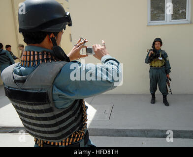 100418-N-9594C-009 KABOUL, Afghanistan (18 avril 2010) - Membre de l'Afghan National Civil Order Police (ANCOP), prend une photo d'un ami en attendant la prochaine évolution de la formation à une installation de Kaboul. Les agents de police compétent et ont entendu des exposés et à l'instruction de se préparer aux opérations en Afghanistan. (US Navy Photo par chef spécialiste de la communication de masse F. Julian Carroll) de la Police civile nationale afghane afin de se préparer aux opérations en Afghanistan. (4530208421) Banque D'Images