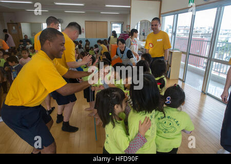 140225-N-IC565-557 Okinawa, Japon (fév. 25, 2014) marins affectés à la station de transport amphibie USS Denver LPD (9) félicite les élèves de l'école maternelle Kanasa pour apprendre une nouvelle danse. Denver est attribué à l'Bonhomme Richard Groupe amphibie et est en train de mener des opérations dans la 7e Flotte des États-Unis zone de responsabilité. (U.S. Photo par marine Spécialiste de la communication de masse 3 classe Bradley J. Gee/libéré) une danse 140225-N-IC565-557 Banque D'Images