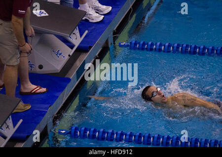 L'Hôpital de la marine de 3e classe Corpsman Ramos rouge participe à des compétitions de natation au 2012 Jeux de guerrier dans le cadre d'équipe Navy/Garde côtière canadienne. Les 35 athlètes participent en tant que guerrier de la marine de l'équipe/Garde côtière canadienne, parrainé par Safe Harbor Marine, la Marine et la Garde côtière canadienne Programme de soutien pour les soldats blessés, un élément clé du ministère de la Marine au 21e siècle et marin. initiative Marine Navy-Coast équipe Guard nage pour l'or au 2012 120505 Jeux de guerrier-N-AN499-015 Banque D'Images