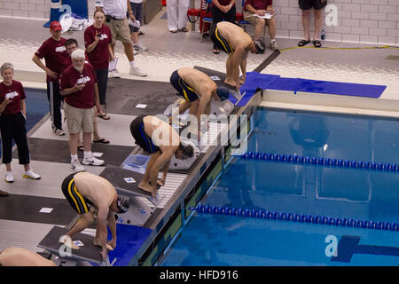 La Marine et de la Garde côtière de l'équipe concurrence dans les épreuves de natation au 2012 Jeux de guerrier. Les 35 athlètes participent en tant que guerrier de la marine de l'équipe/Garde côtière canadienne, parrainé par Safe Harbor Marine, la Marine et la Garde côtière canadienne Programme de soutien pour les soldats blessés, un élément clé du ministère de la Marine au 21e siècle et marin. initiative Marine Navy-Coast équipe Guard nage pour l'or au 2012 120505 Jeux de guerrier-N-AN499-032 Banque D'Images