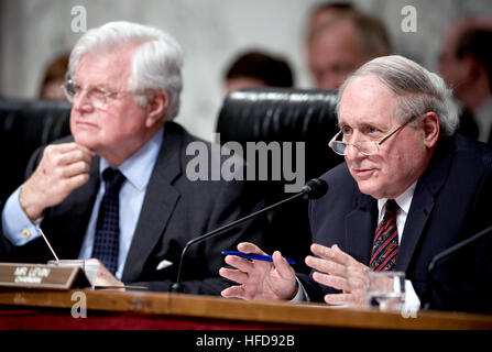 080410-N-0696M-168 Les membres du Comité des forces armées du Sénat, les sénateurs Ted Kennedy, Carl Levin répondre au témoignage par le SMA de la Marine américaine. Mike Mullen, chef d'état-major des armées et le ministre de la Défense, Robert M. Gates témoigner au sujet des progrès accomplis dans la lutte mondiale contre le terrorisme, la voie à suivre en Irak et la situation en Afghanistan, le 27 mars 2008, Hart Sénat Office Building, Washington, D.C. DoD photo de 1ère classe Spécialiste de la communication de masse Tchad J. McNeeley (Libération) Ted Kennedy et Carl Levin répondre au témoignage par ADM. Mike Mullen et Robert M. Gates (080410-N-0696M-185) Banque D'Images