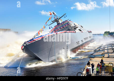 Le 13e navire de combat littoral, l'avenir USS Wichita (LCS 13) lance sur le côté (29725271776) Banque D'Images