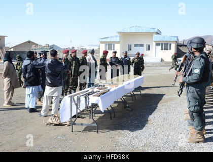 Une cache d'armes, saisis au cours d'une opération indépendante afghane, s'affiche pour les dirigeants afghans et les représentants des médias au cours d'une cérémonie de remise de prix le 15 février 2014, dans la province de Logar's Muhammed Agah District Centre, en Afghanistan. Chef de police de district Abdul Wakil reçu les membres de l'Armée nationale afghane et des forces spéciales de la police locale afghane avec des certificats d'appréciation pour leurs efforts au cours de l'opération. (U.S. Photographie par marine Spécialiste de la communication de masse 2e classe William S. Parker/libéré) des Forces de sécurité nationales afghanes attribué dans la province de Logar 140203-N-A856-023 Banque D'Images