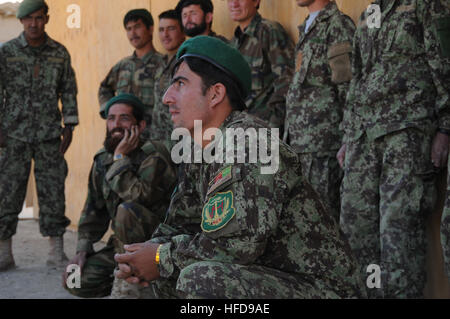 Un soldat de l'Armée nationale afghane montres une démonstration de lutte contre l'application du garrot, le 9 juin. Cette instruction comprenant également la pression directe des pansements et l'application pratique. (U.S. Photo de la marine par le Premier maître de Jeremy L. Bois) des Forces de sécurité nationales afghanes apprendre les techniques de sauvetage de combat 291583 Banque D'Images