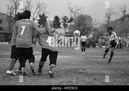 Les joueurs de l'équipe de football féminine à la défense d'un coup de pied de pénalité à l'occasion d'un match contre la Force internationale d'Assistance à l'équipe de femmes, Kaboul, avril 1. L'équipe de l'ISAF est composé de soldats déployés à travers le monde dans le cadre de l'opération Enduring Freedom. National Afghan Women's soccer team est le domaine 385161 Banque D'Images