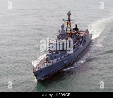 090504-N-1644C-357 Jacksonville, en Floride (04 mai 2009) Le navire allemand Lubeck (F214), le long avec des navires d'autres pays qui participent à l'exercice UNITAS Gold, prend part à une parade de navires au large de la côte de Jacksonville. La région de Jacksonville a accueilli les forces maritimes de l'Argentine, Brésil, Canada, Chili, Colombie, Equateur, l'Allemagne, le Mexique, le Pérou, les États-Unis et l'Uruguay pour la 50e édition de l'exercice maritime multinational annuel. (U.S. Photo par marine Spécialiste de la communication de masse en chef Anthony Casullo/libéré) Le navire allemand L % % % % % % % %C3 % % % % % % % %BCbeck (F214) Banque D'Images