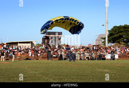 Équipe de parachutistes de la Marine américaine, le saut des grenouilles, descendre dans Campbell High School d'un Hercules C-130, 25 septembre. Le saut des grenouilles sont à Hawaii dans le cadre d'ailes au-dessus du Pacifique 2014 air show. Le saut des grenouilles sont basés à San Diego et effectuer des démonstrations de parachutisme aériens autour de la nation à l'appui d'opérations spéciales de la Marine et de recrutement pour la Marine. (U.S. Photo par marine Spécialiste de la communication de masse 1ère classe Martin Cuaron/libéré) Le saut des grenouilles 140925-N-QP268-005 Banque D'Images