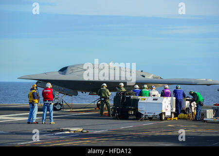 Océan Atlantique (31 déc. 7, 2012) Les marins à bord du porte-avions USS Harry S. Truman (CVN 75) et du personnel de la Marine Unmanned Combat Air System test intégré du programme équipe préparer un X-47B Unmanned Combat Air System (UCAS) aéronefs de démonstration pour l'essai à bord d'Harry S. Truman. (U.S. Navy photo gracieuseté de Northrop Grumman par Alan Radecki/libérés) 121207-N-ZZ999-101 http://www.facebook.com/USNavy http://www.twitter.com/USNavy la conversation Inscrivez-vous http://navylive.dodlive.mil Le X-47B à bord du USS Harry S. Truman. (8283341355) Banque D'Images