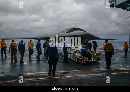 Océan Atlantique (31 déc. 13, 2012) Un X-47B Unmanned Combat Air System (UCAS) avion démonstrateur est transporté sur un aéronef d'ascenseur à bord du porte-avions Harry S. Truman (CVN 75). (U.S. Navy photo gracieuseté de Northrop Grumman par Alan Radecki/libérés) 121213-N-ZZ999-101 http://www.facebook.com/USNavy http://www.twitter.com/USNavy la conversation Inscrivez-vous http://navylive.dodlive.mil Le X-47B à bord du USS Harry S. Truman. (8283344463) Banque D'Images