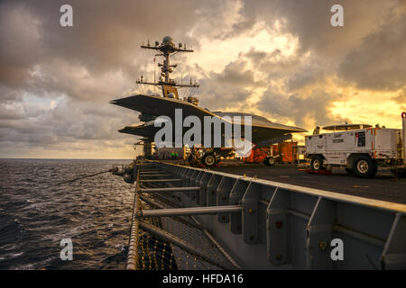 Océan Atlantique (31 déc. 11, 2012) Un X-47B Unmanned Combat Air System (UCAS) avion démonstrateur est garantie à bord du porte-avions Harry S. Truman (CVN 75). (U.S. Navy photo gracieuseté de Northrop Grumman par Alan Radecki/libérés) 121211-N-ZZ999-101 http://www.facebook.com/USNavy http://www.twitter.com/USNavy la conversation Inscrivez-vous http://navylive.dodlive.mil Le X-47B à bord du USS Harry S. Truman. (8284401094) Banque D'Images