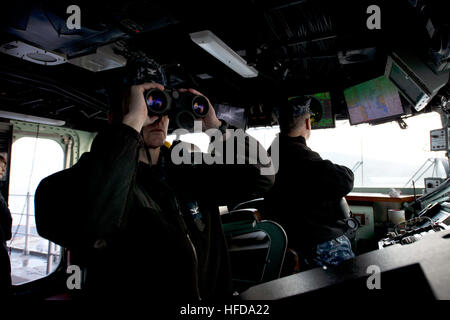 SASEBO, Japon (Janv. 24, 2013) Le capitaine Joey Tynch, la direction de l'assaut amphibie USS Bonhomme Richard (DG 6), observe les mouvements du navire pendant un transit de Sasebo Harbor. Bonhomme Richard est le fleuron du Bonhomme Richard Groupe amphibie et est muté à la 7è flotte sont des opérations. (U.S. Photo par marine Spécialiste de la communication de masse 3 classe Amanda S. Kitchner) Parution/130124-N-IY633-120 http://www.facebook.com/USNavy http://www.twitter.com/USNavy la conversation Inscrivez-vous http://navylive.dodlive.mil Le XO garde guetteur à bord USS Bonhomme Richard. (8 Banque D'Images