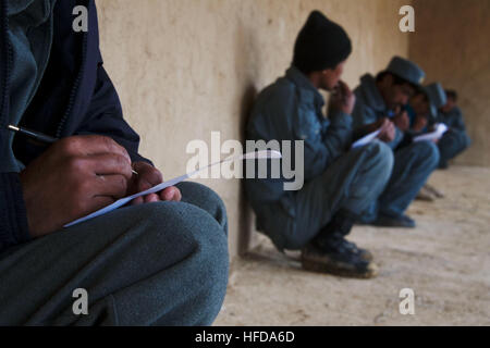 Signe de la police en uniforme afghane une liste de classes dans Kajran Daykundi district, province, Afghanistan, le 30 janvier. Les trois semaines se qualifie de classe pour enseigner aux membres de la PUA de la police locale afghane, les procédures de police de base candidats de maniement des armes et les autres compétences nécessaires pour protéger et défendre les citoyens afghans et de maintenir la sécurité et la stabilité dans la région. La Police en uniforme afghane reçoivent la formation d'un instructeur 120130-N-JC271-051 Banque D'Images