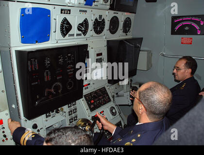 Sous-marin de la marine algérienne commandant Le Colonel Nacer Bousseboua, droite, et le commandant de la base de sous-marins algériens Le Lieutenant-colonel Ahmed h l'exploitation du sous-marin de la classe Los Angeles formateur au cours d'une visite de l'École des sous-marins, Groton (Connecticut) l'événement d'une journée comprenait une visite du sous-marin d'attaque de la classe Virginia USS New Hampshire, le sous-marin de l'École d'entraînement simulé et Naval Submarine Base New London. Visite de l'école 217484 sous-marin Banque D'Images