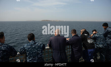 Les marins à bord de la commande de transport maritime militaire conjointe du bateau à grande vitesse l'USNS Lance (JHSV 1) donnent sur l'eau comme le navire tire à Dakar, Sénégal, 21 janvier 2015. Lance est sur un déploiement prévu pour la sixième flotte américaine zone d'opérations à l'appui de la coopération internationale Programme de renforcement des capacités de partenariat de l'Afrique centrale. (U.S. Photo par marine Spécialiste de la communication de masse 1re classe Joshua Davies/libérés) Partenariat Afrique Gare 150121-N-RB579-005 Banque D'Images