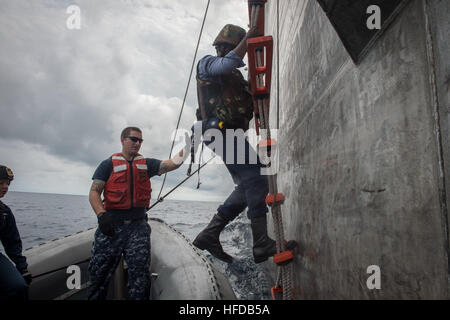 150223-N-JP249-004 OCÉAN ATLANTIQUE (fév. 23, 2015) Un membre de l'armée ghanéenne descend dans une embarcation pneumatique à coque rigide lancé à partir de la commande de transport maritime militaire conjointe du bateau à grande vitesse l'USNS Lance (JHSV 1) lors de l'application du droit maritime de l'Afrique 23 février 2015 Partenariat. Lance est sur un déploiement prévu pour la sixième flotte américaine zone d'opérations à l'appui de la coopération internationale Programme de renforcement des capacités de partenariat de l'Afrique centrale. (U.S. Photo par marine Spécialiste de la communication de masse 2e classe Kenan O'Connor/libérés) Partenariat Afrique Gare 150223-N-JP2 Banque D'Images