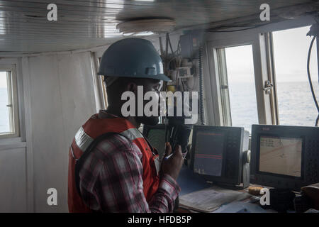 150223-N-JP249-052 OCÉAN ATLANTIQUE (fév. 23, 2015) Un agent de police ghanéenne communique avec la commande de transport maritime militaire conjointe du bateau à grande vitesse l'USNS Lance (JHSV 1) d'un navire de pêche à bord d'Afrique lors de l'application de la Loi maritime du 23 février 2015 Partenariat. Lance est sur un déploiement prévu pour la sixième flotte américaine zone d'opérations à l'appui de la coopération internationale Programme de renforcement des capacités de partenariat de l'Afrique centrale. (U.S. Photo par marine Spécialiste de la communication de masse 2e classe Kenan O'Connor/libérés) Partenariat Afrique Gare 150223-N-JP249-052 Banque D'Images