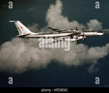 Une vue air-air du côté droit montre le tu-142 Bear-F Mod III soviétique, un avion de reconnaissance maritime à longue portée et de guerre anti-sous-marine, utilisé pour des missions de patrouille, de surveillance et de dissuasion stratégique pendant la Guerre froide. Banque D'Images