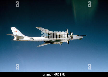Le bombardier stratégique soviétique tu-95 Bear-d est capturé dans une vue air-air du côté droit, montrant ses ailes en flèche, ses turbopropulseurs et sa conception militaire pour des missions stratégiques à longue portée et la dissuasion nucléaire. Banque D'Images