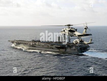 Océan Pacifique (nov. 27, 2016 MH-60S) Deux hélicoptères Sea Hawk, à partir de l'hélicoptère de combat Eightballers Mer Escadron (HSC), 8 vol au-dessus du porte-avions USS Nimitz (CVN 68). HSC 8 est actuellement en cours avec le porte-avions USS Nimitz (CVN 68), alors que le navire effectue des formations sur mesure la disponibilité du navire et de l'évaluation finale Problème (TSTA/FEP), qui évalue l'équipage sur leur rendement au cours des exercices de formation et des scénarios du monde réel. Une fois terminée, TSTA Nimitz/FEP ils commenceront Conseil d'Inspection et enquête (INSURV) et l'unité de formation Composite (Exercice COMPTUEX) dans preparatio Banque D'Images