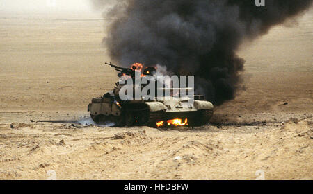 Un Irakien T-55 char de combat principal brûlures après une attaque de la 1ère division blindée britannique durant l'opération Tempête du désert. 69 Type de l'opération Tempête du désert Banque D'Images