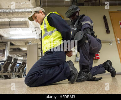 150425-N-EC444-147 OCÉAN ATLANTIQUE (25 avril 2015) Membre de l'armée sénégalaise détient une simulation de suspect lors d'une visite, un conseil, une perquisition et saisie percer à bord du transport maritime militaire commun de commande bateau à grande vitesse l'USNS Lance (JHSV 1) dans le cadre de l'exercice saharienne, 25 avril 2015 Express. Saharienne Express est un U.S. Africa Command-parrainé l'exercice maritime multinational visant à accroître la sécurité maritime et la sécurité des eaux de l'Afrique de l'Ouest. (U.S. Photo de la marine par le lieutenant Sonny Lorrius/libérés) Partenariat Afrique Gare 150425-N-EC444-147 Banque D'Images