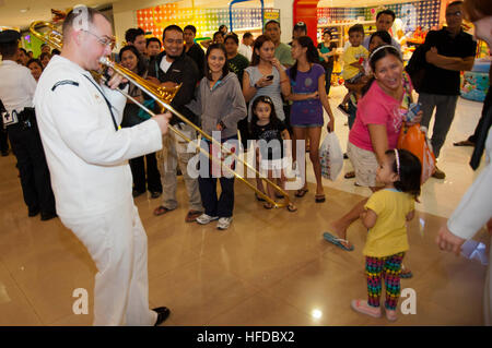 2e classe musicien James Brownell, affecté à la 7ème flotte américaine, la bande Extrême-Orient Edition Brass Band, effectue depuis plus de 3 600 personnes au SM Mega Mall. La bande est embarquée à bord de la 7ème Flotte américaine navire amiral USS Blue Ridge (CAC 19), qui est à Manille pour une visite du port. (U.S. Photo par marine Spécialiste de la communication de masse Colin 3e classe 7e flotte américaine) Sheridan en Philippines 120327-N-TC096-346 Banque D'Images