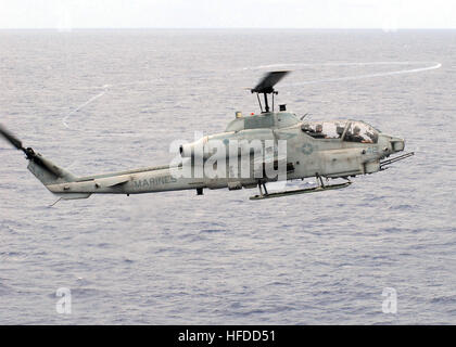 Un Corps des Marines américains AH-1W Super Cobra vole au-dessus de l'océan Pacifique le 17 octobre 2008, à l'envol du navire d'assaut de classe Tarawa USS Peleliu (LHA 5). Peleliu est déployée dans la 7e Flotte des États-Unis zone de responsabilité. (U.S. Photo par marine Spécialiste de la communication de masse 2e classe Dustin Kelling/libérés) AH-1W landing avec rotor traînée Banque D'Images