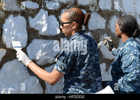 Matelot de la Marine américaine Brianna Anderson, à gauche, et Yeoman 1re classe LaDonna Williams, tous deux assignés à l'assaut amphibie récemment mis en service, le USS America (LHA 6), peindre un mur extérieur à la maison d'enfants à Valparaiso, au Chili, le 26 août 2014, au cours d'un projet de relations communautaires. L'Amérique est engagée dans une mission d'effectuer des missions de formation avec les pays partenaires dans les Amériques avant de signaler à son nouveau port d'attache de San Diego. L'Amérique latine a été configuré pour être commandé cérémonieusement le 11 octobre 2014. (U.S. Photo par marine Spécialiste de la communication de masse 2e classe Ryan Riley/publié aux États-Unis) Banque D'Images