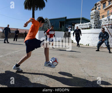 Les marins américains affectés au navire d'assaut amphibie USS America (LHA 6) et les marins chiliens jouent au football avec des enfants lors d'un projet de service communautaire à Valparaiso, Chili, le 26 août 2014. L'Amérique est engagée dans une mission d'effectuer des missions de formation avec les pays partenaires dans les Amériques avant de signaler à son nouveau port d'attache de San Diego. L'Amérique latine a été configuré pour être commandé cérémonieusement le 11 octobre 2014. (U.S. Photo par marine Spécialiste de la communication de masse 2e classe Ryan Riley/libérés) marins américains affectés au navire d'assaut amphibie USS America (LHA 6) et jouer les marins Chiliens Banque D'Images
