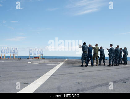 140629-N-EZ054-028 ..MER DU NORD (29 juin 2014) - Les marins affectés à la 6ème flotte navire de commandement et de contrôle USS Mount Whitney (LCC20) participer à la M9 pistolet tir de qualification sur le Mont Whitney's flight deck. Le Mont Whitney, homeported à Gaeta, Italie, est la sixième flotte américaine et phare fonctionne avec un équipage de marins américains combiné militaire et Maritime Command (MSC) les navigateurs du service civil. (U.S. Photo par marine Spécialiste de la communication de masse de la classe 3ème Luis R. Chavez Jr/relâché).. Les marins américains affectés au navire de commandement USS Mount Whitney (LCC 20) participer à une qualification pistolet M9 i Banque D'Images