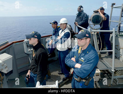 Les marins américains affectés au destroyer lance-missiles USS Ramage (DDG 61), conduite de l'exploitation du pont dans la mer Méditerranée le 9 avril 2014, à l'appui de Noble Dina 2014. Noble Dina est un exercice multinational annuel avec le grec et israéliennes marines. Le Ramage déployés pour appuyer les opérations de sécurité maritime et les efforts de coopération en matière de sécurité dans le théâtre américain dans la zone de responsabilité de la sixième flotte. (U.S. Photo par marine Spécialiste de la communication de masse 2e classe Jared King/libérés) marins américains affectés au destroyer lance-missiles USS Ramage (DDG 61), conduite de l'exploitation du pont dans le M Banque D'Images