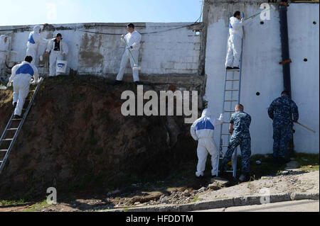 Les marins américains affectés à l'assaut amphibie récemment mis en service, le USS America (LHA 6) et les marins chiliens peindre un mur extérieur à la maison d'enfants à Valparaiso, au Chili, le 26 août 2014, au cours d'un projet de relations communautaires. L'Amérique est engagée dans une mission d'effectuer des missions de formation avec les pays partenaires dans les Amériques avant de signaler à son nouveau port d'attache de San Diego. L'Amérique latine a été configuré pour être commandé cérémonieusement le 11 octobre 2014. (U.S. Photo par marine Spécialiste de la communication de masse 2e classe Ryan Riley/libérés) marins américains affectés à l'amphibiou récemment mis en service Banque D'Images