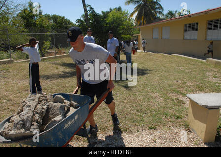 Le Commandement Sud des États-Unis Visite d'amitié de l'équipe de baseball catcher, Air Force Staff Sgt. Chesshir au cerveau, de barils de là les débris trouvés sur le terrain de l'école par ses teamates pendant un projet de relations communautaires qui s'est tenue à San Diego Padres, l'école primaire. L'équipe représentant service commun du personnel affectés aux U.S. SOUTHCOM est sur une base d'amitié tour traversé cinq pays d'Amérique latine l'engagement des équipes militaires et civils dans une partie de baseball. L'équipe procède à des cliniques de baseball pour les enfants des communautés locales à renforcer les relations dans le cadre d'un intérêt commun à baseb Banque D'Images