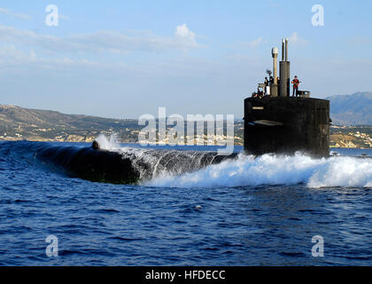 080607-N-0780F-003 Baie de Souda, en Crète (Jun 10, 2008) La classe de Los Angeles sous-marin d'attaque rapide USS Norfolk (SSN 714) part du port de Souda après une visite du port de routine. Norfolk est sur une période de six mois de déploiement indépendant opérant dans le commandement central des États-Unis zone de responsabilité. U.S. Navy Photo by Paul Farley (publié) 080607-N-0780F-003 Banque D'Images