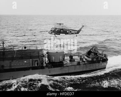 UH-2A de HU-2 Seasprite plane sur l'arrière de l'USS Douglas H. Fox (DD-779) en août 1964 Banque D'Images
