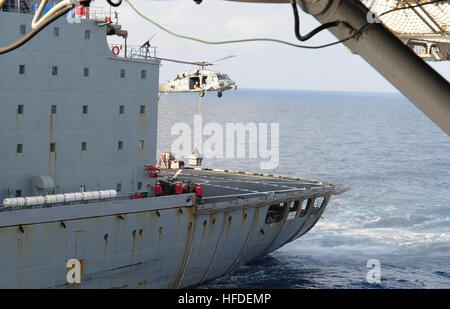 Un SH-60 Seahawk transporte du fret provenant de la flotte maritime militaire de réapprovisionnement commande lubrificateur USNS Laramie (T-AO 203) à l'assaut amphibie USS Boxer (DG 4) au cours d'une reconstitution en cours. Boxer est le navire amiral du groupe amphibie Boxer et, avec l'entrepris 13e Marine Expeditionary Unit, est déployé à l'appui d'opérations de sécurité maritime et les efforts de coopération en matière de sécurité dans le théâtre dans la 5e Flotte des États-Unis zone de responsabilité. (U.S. Photo de classe 3ème Spécialiste de la communication de masse J. Michael Schwartz/libérés) reconstitution en cours 131115-N-QP351-059 Banque D'Images