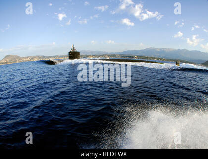 080607-N-0780F-009 Baie de Souda, en Crète (Jun 10, 2008) La classe de Los Angeles sous-marin d'attaque rapide USS Norfolk (SSN 714) chefs à la mer à la suite d'une visite du port de routine. Norfolk est sur une période de six mois de déploiement indépendant opérant dans le commandement central des États-Unis zone de responsabilité. U.S. Navy Photo by Paul Farley (publié) 080607-N-0780F-009 Banque D'Images